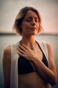 Femme qui ressent ses émotions